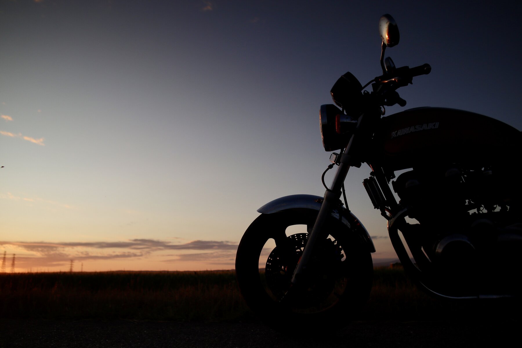 夕暮れの空を背景にしたバイクのシルエット