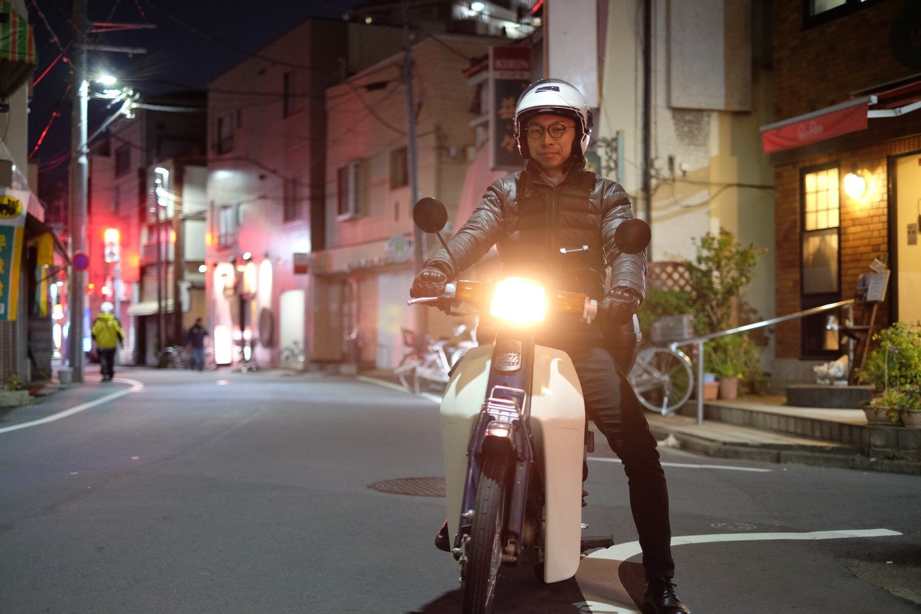 夜の街をカブで走る早川純